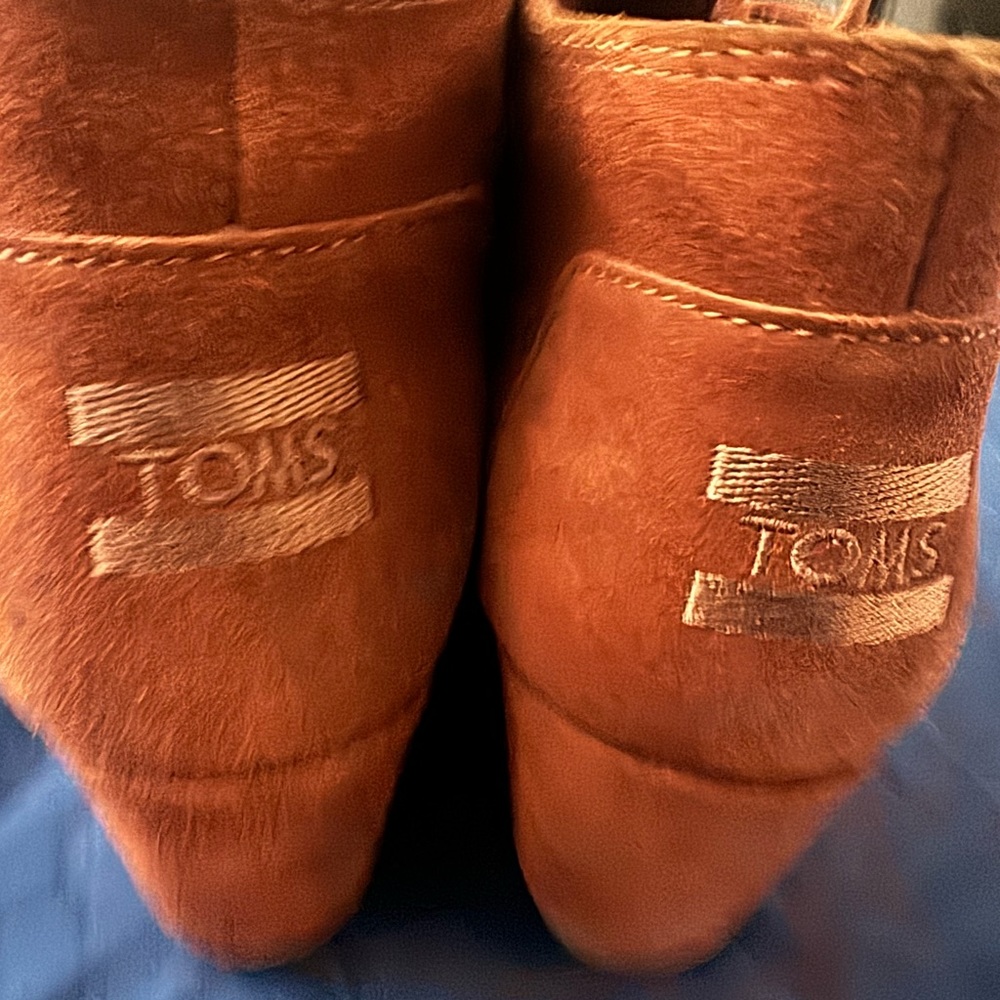 Tom’s Size 9 Ankle Booties Rust Color Like New - image 4